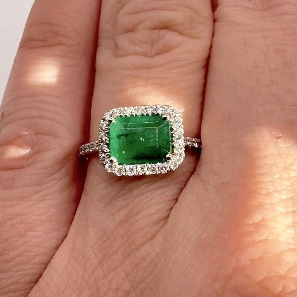 NWT 1.21ct emerald with‎ halo of diamonds all set in 14k white gold!